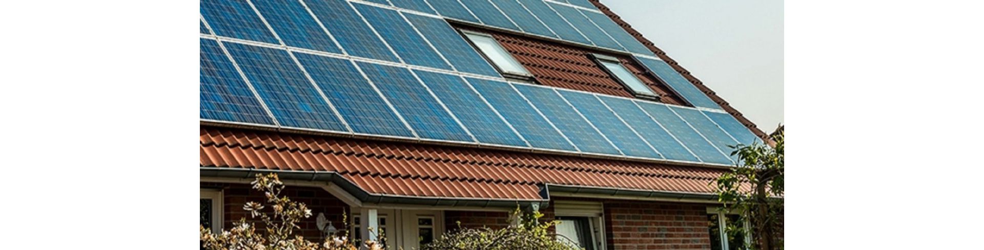 Moduli di un impianto fotovoltaico installati sul tetto di un'abitazione