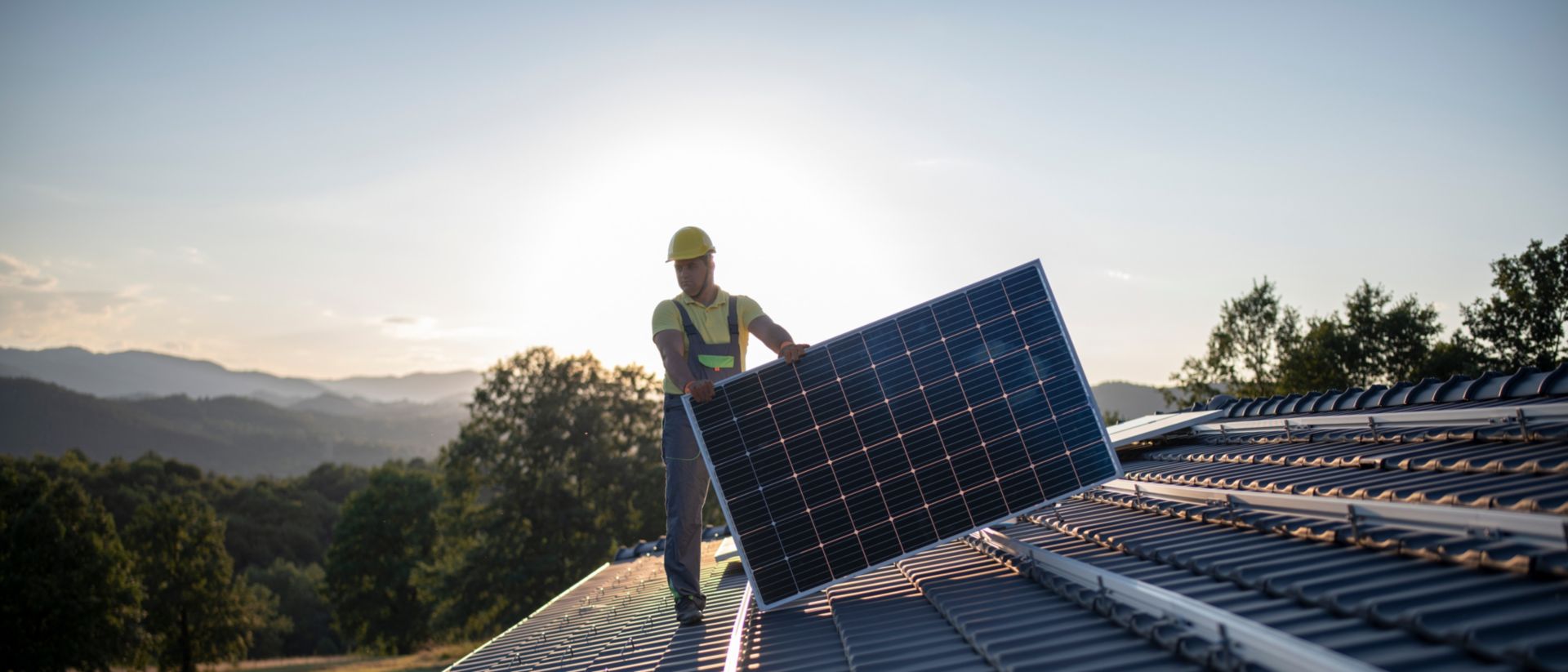 Immagini di tre diverse facciate fotovoltaiche progettate