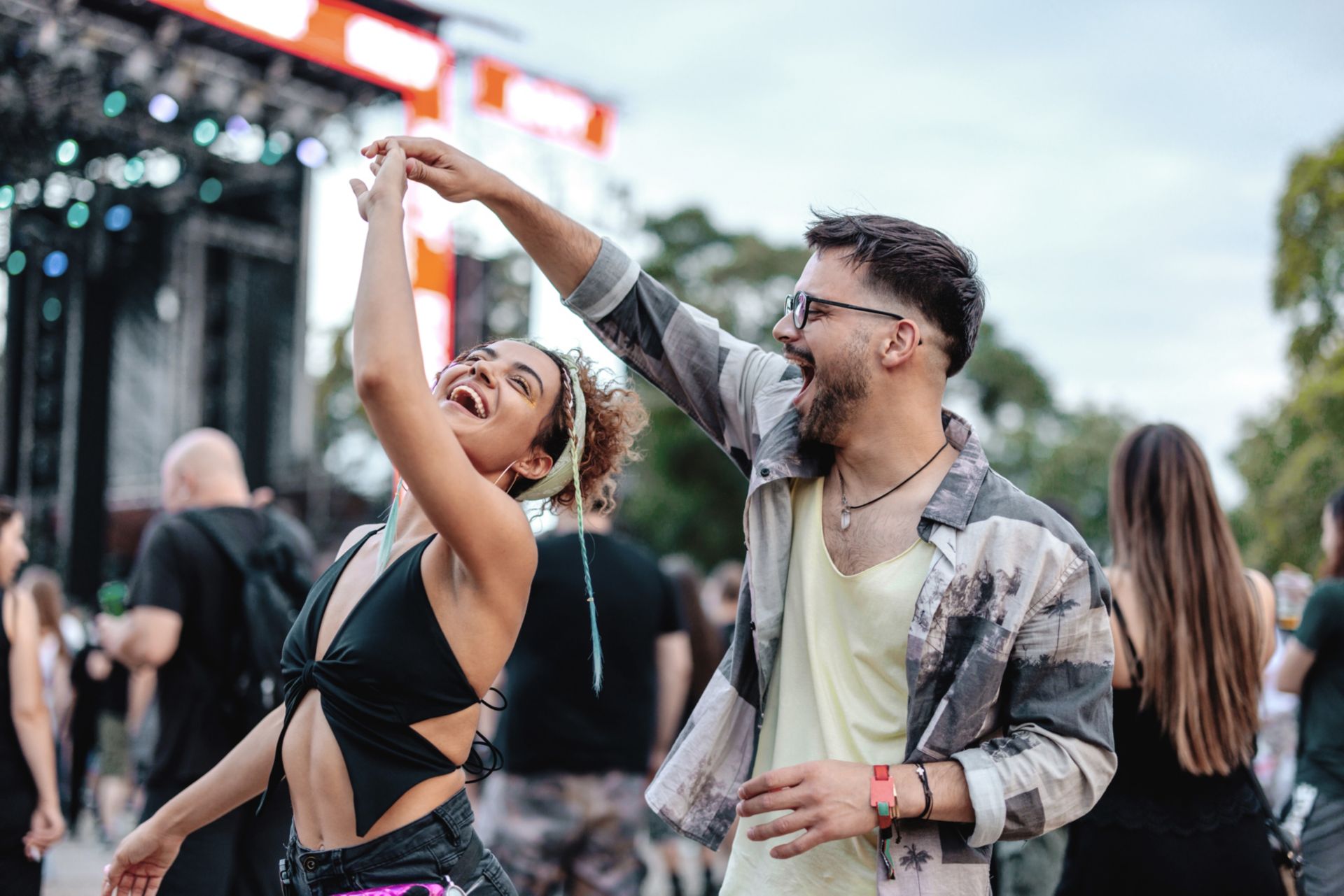 Un couple à un concert